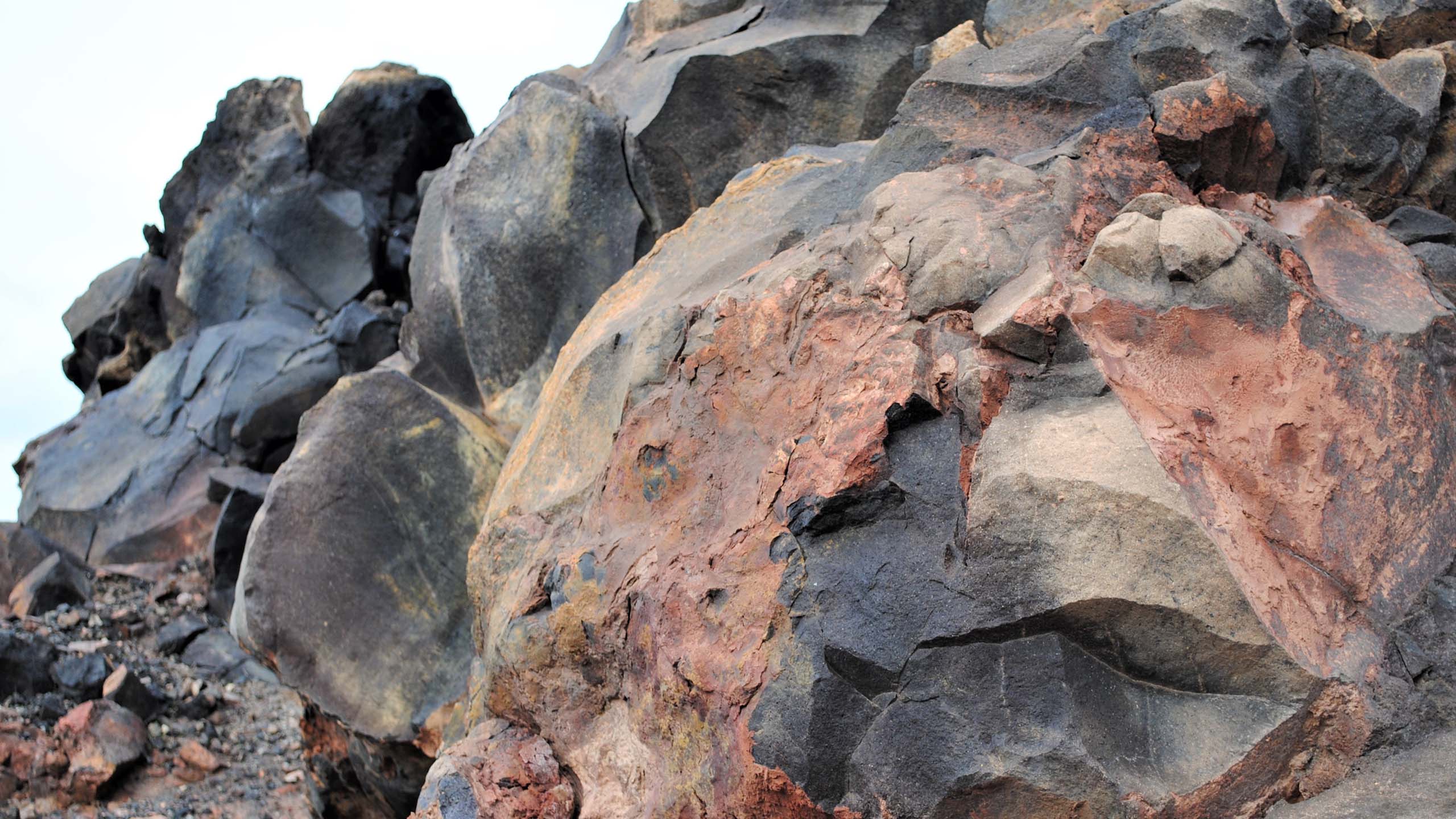 Lava form: Fractures in lava forms in Nea Kameni volcano